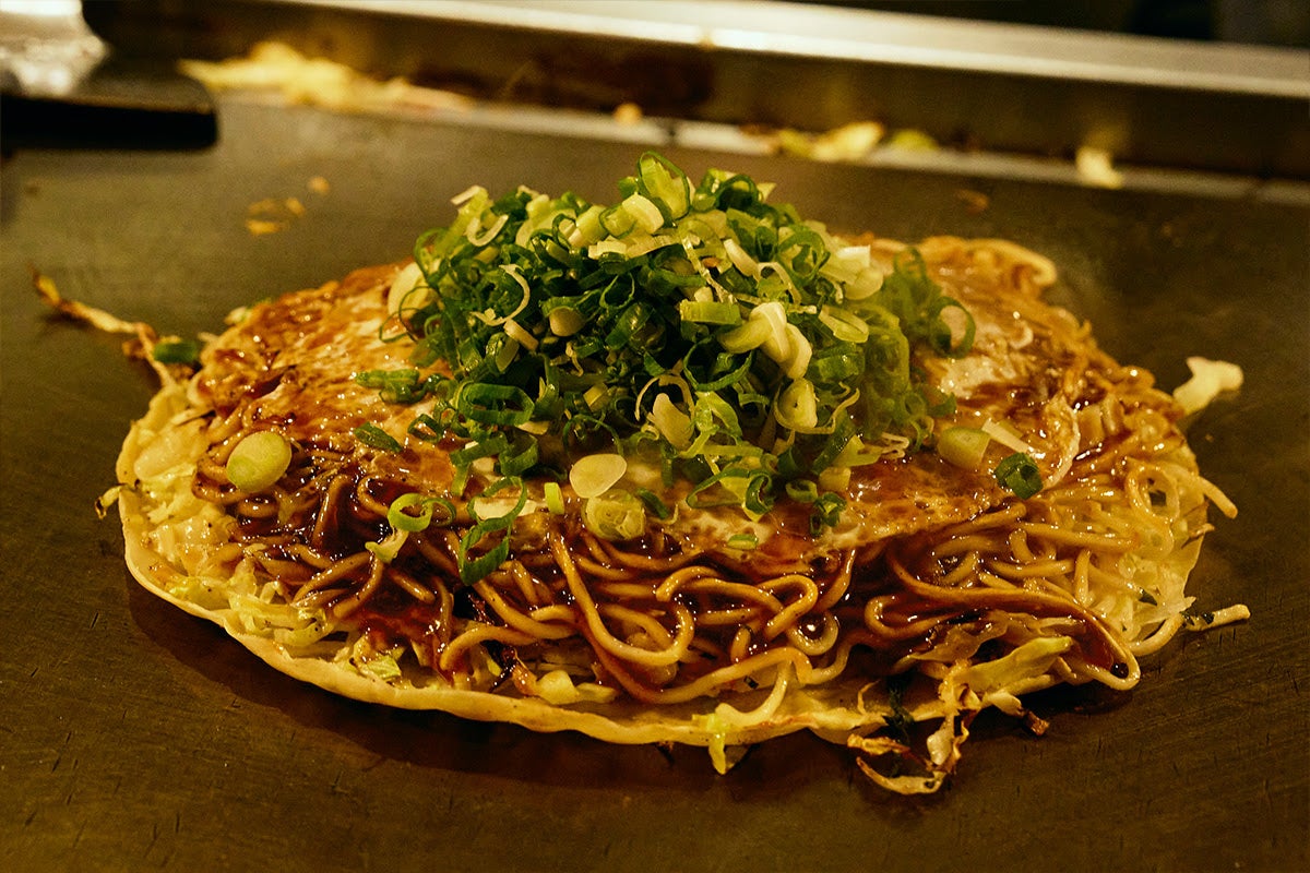 千歳烏山のお好み焼き店「遊人里」大葉をかけ終わったメニュー