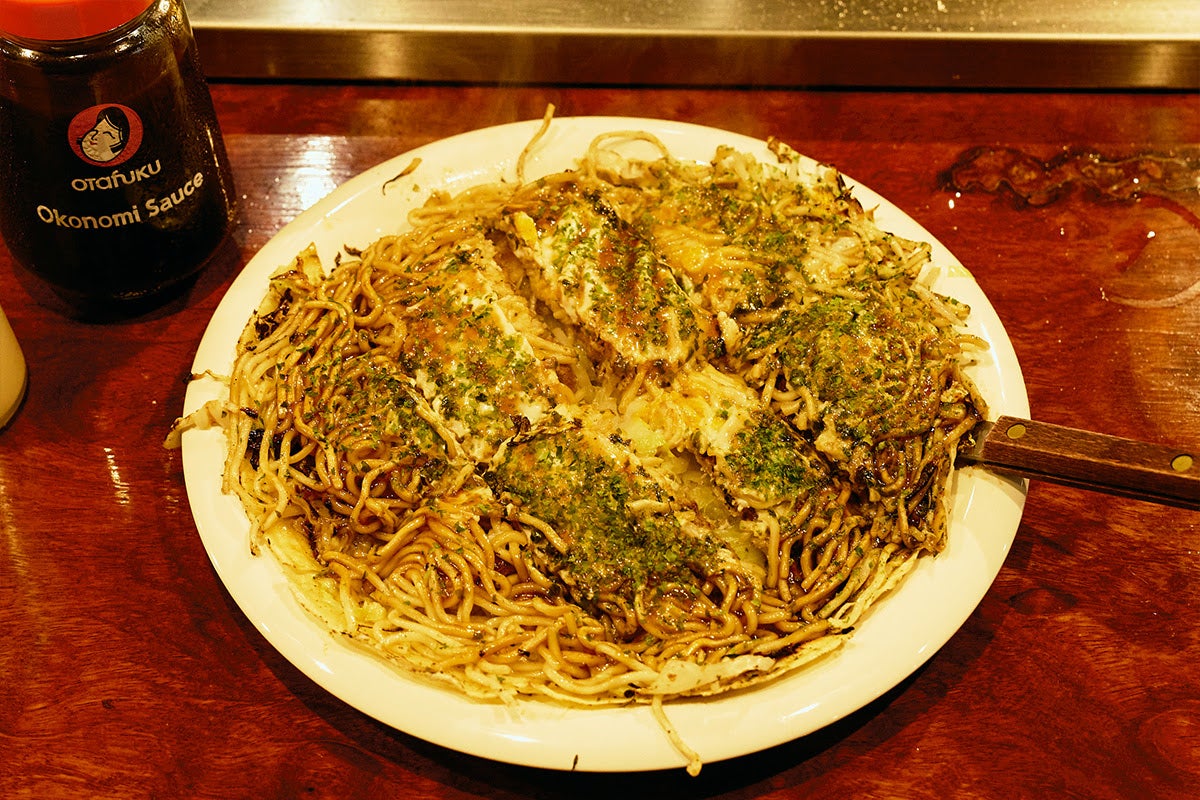 千歳烏山のお好み焼き店「遊人里」定番お好み焼きのひとつ「肉玉そば」