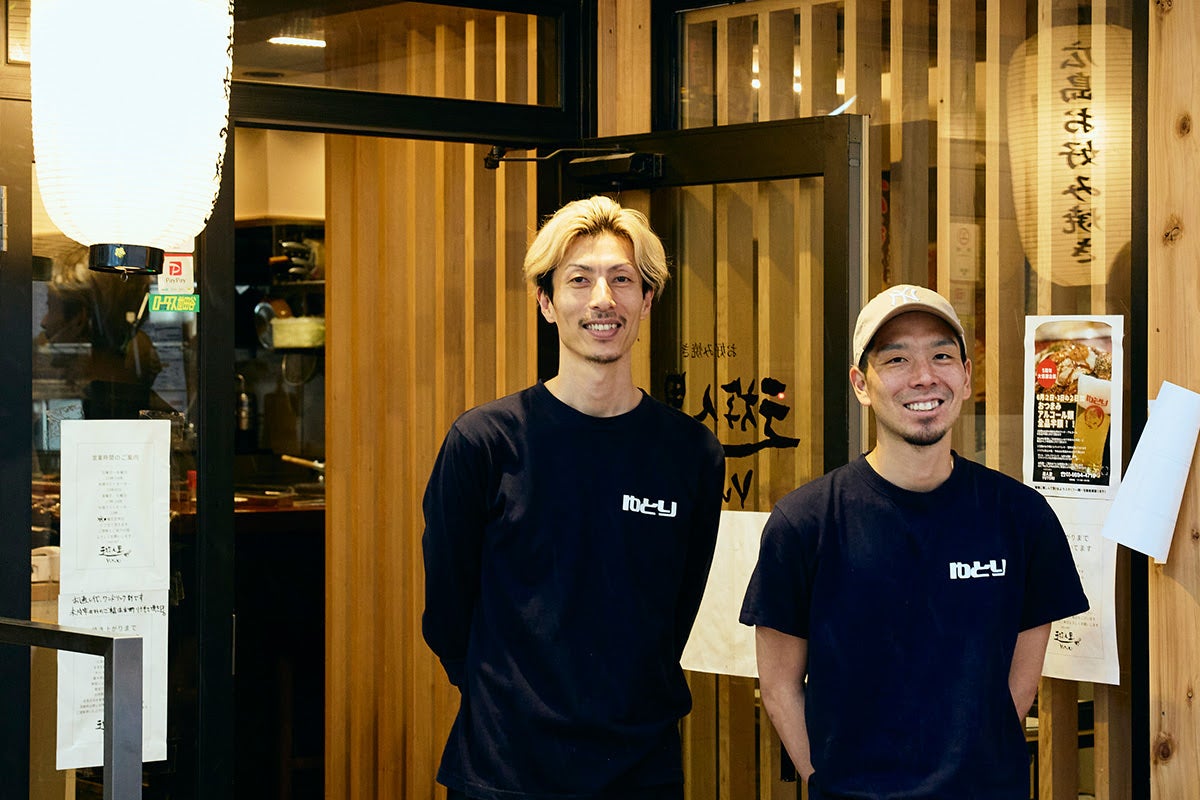千歳烏山のお好み焼き店「遊人里」店主と従業員