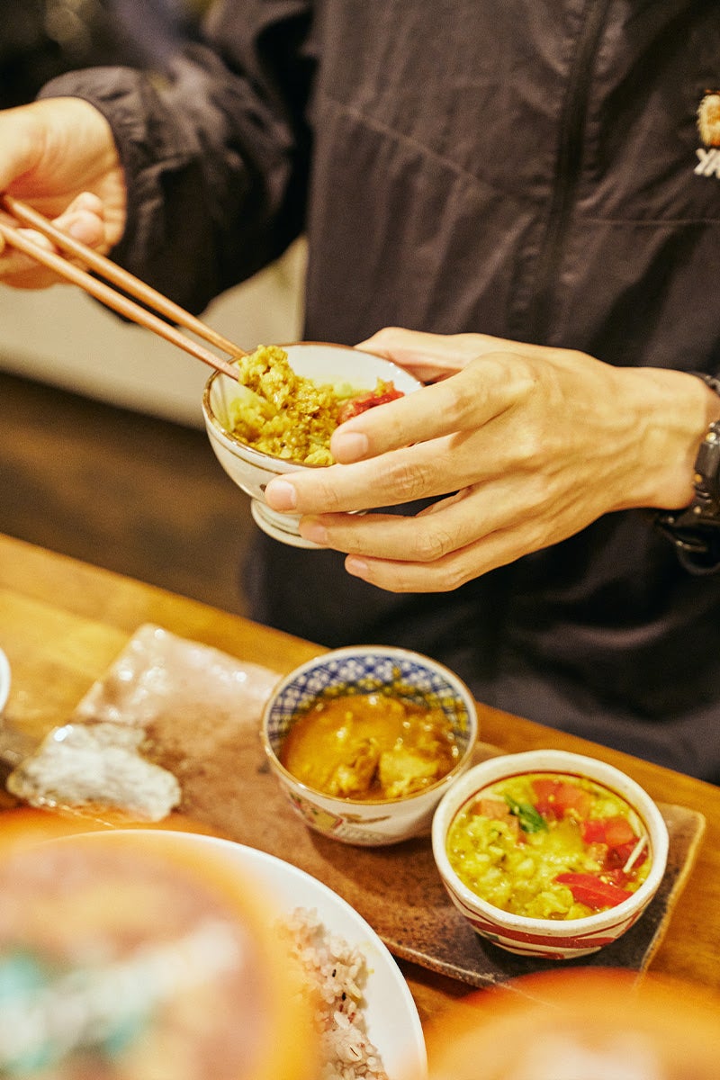 看板メニューのナンコツキーマを食べる南場さん手元