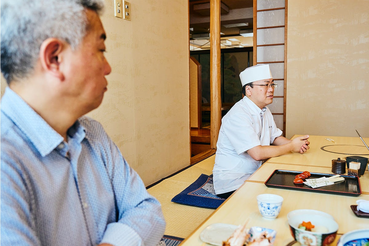 大井町「ひろせ」料理長を見つめる株式会社エー・アール・シー代表取締役 太田貴之さん