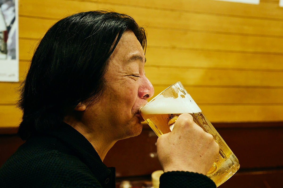 おいしそうにビールを飲むサトウリッチマンさん