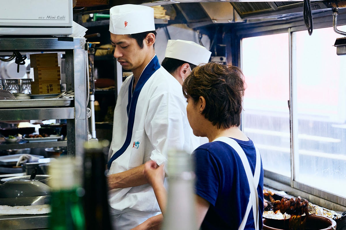 渋谷道玄坂にあるやきとりと鰻の店「鳥竹総本店」厨房とホールを忙しく行き来する女将さん