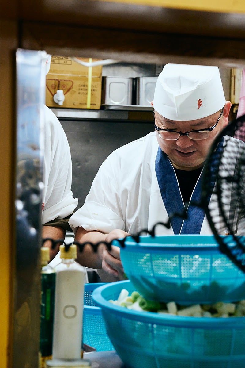 渋谷道玄坂にあるやきとりと鰻の店「鳥竹総本店」厨房の様子1
