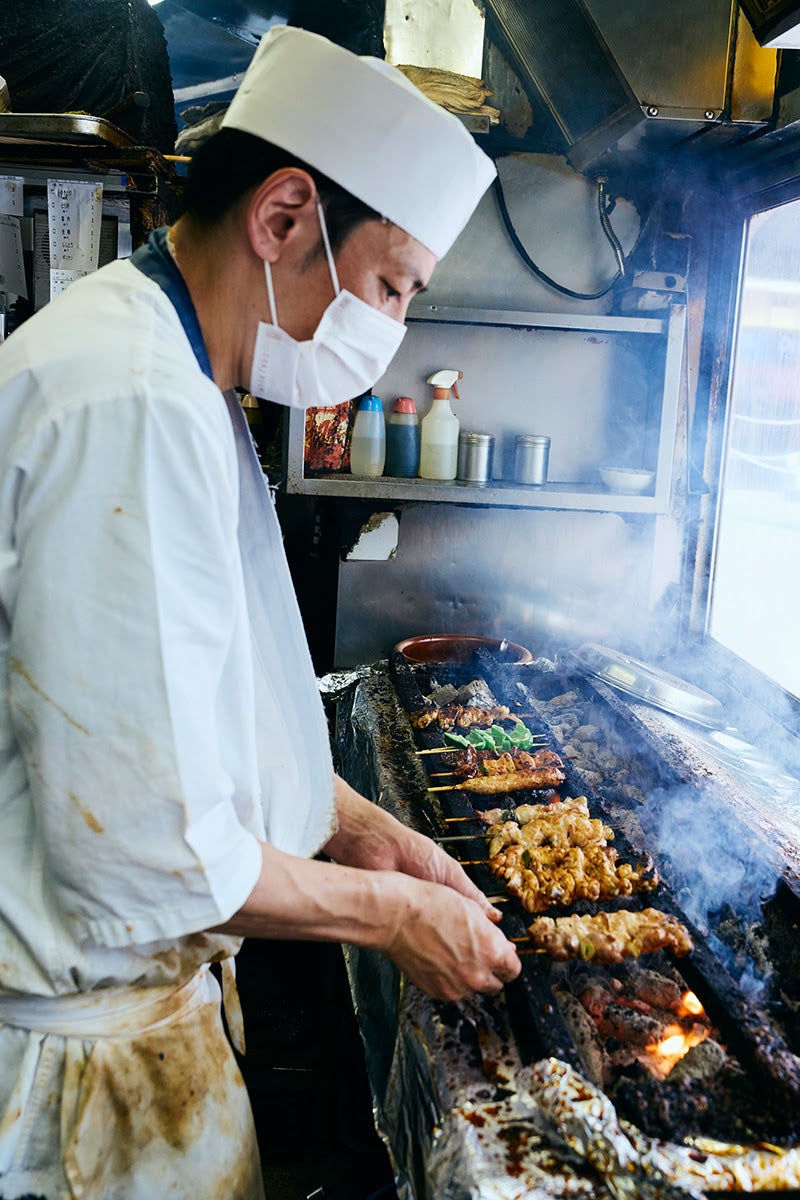 渋谷道玄坂にあるやきとりと鰻の店「鳥竹総本店」厨房の様子2
