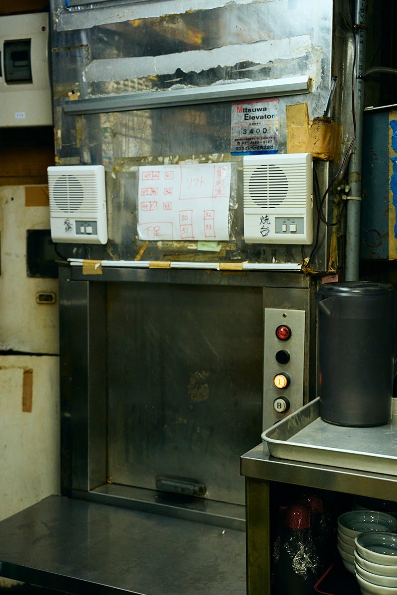 渋谷道玄坂にあるやきとりと鰻の店「鳥竹総本店」創業当時に取り付けたリフト。