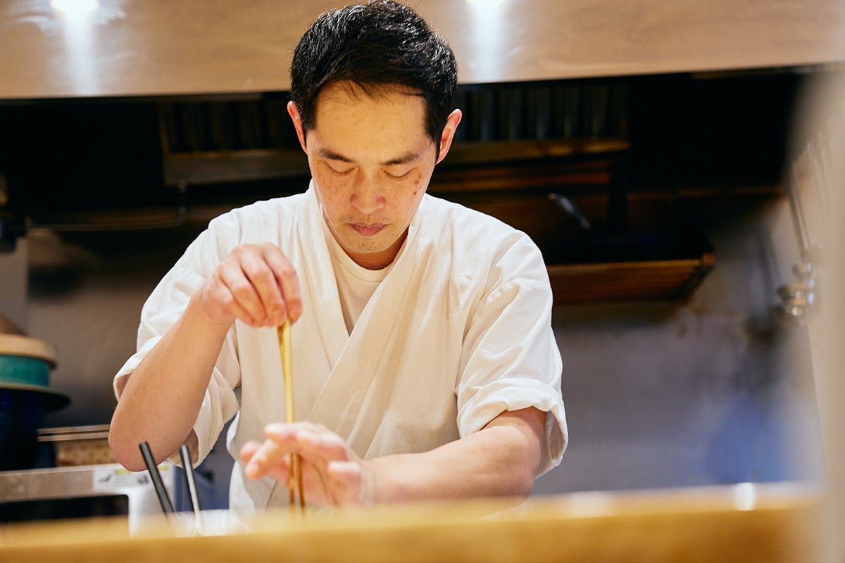 やまぼうし、調理中の店主の様子