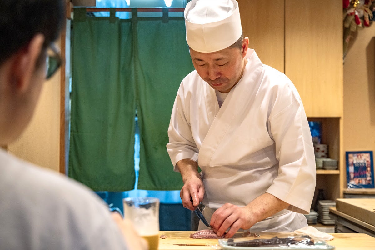 「すし処 小倉」調理中の店主1
