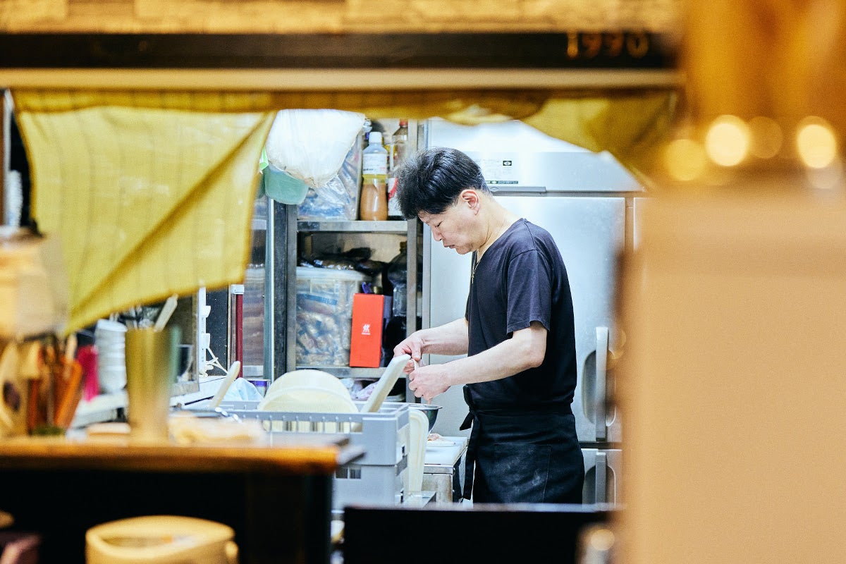 「一幸園」一人で調理をするロクさん