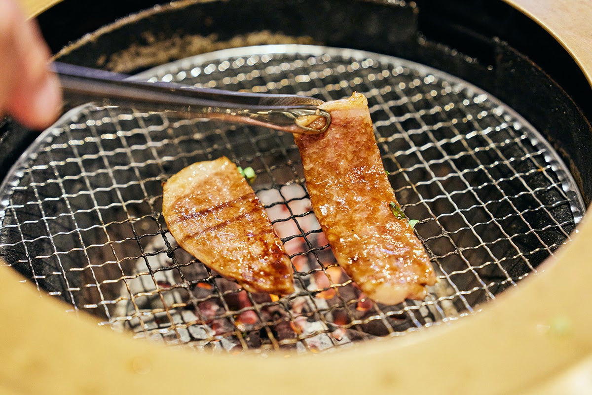 「一幸園」ロースを焼いている様子