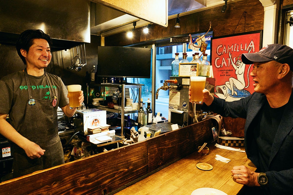 バラモンビールで乾杯する尾崎さんと中村さん