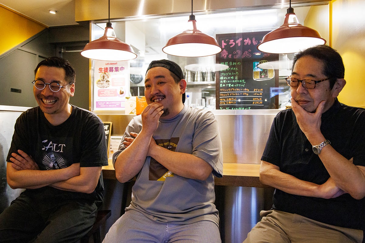 左から竹中さん、源さん、源吾さん。通販限定商品製造とレストラン営業を両立する「アトリエデリー」店内での鼎談。
