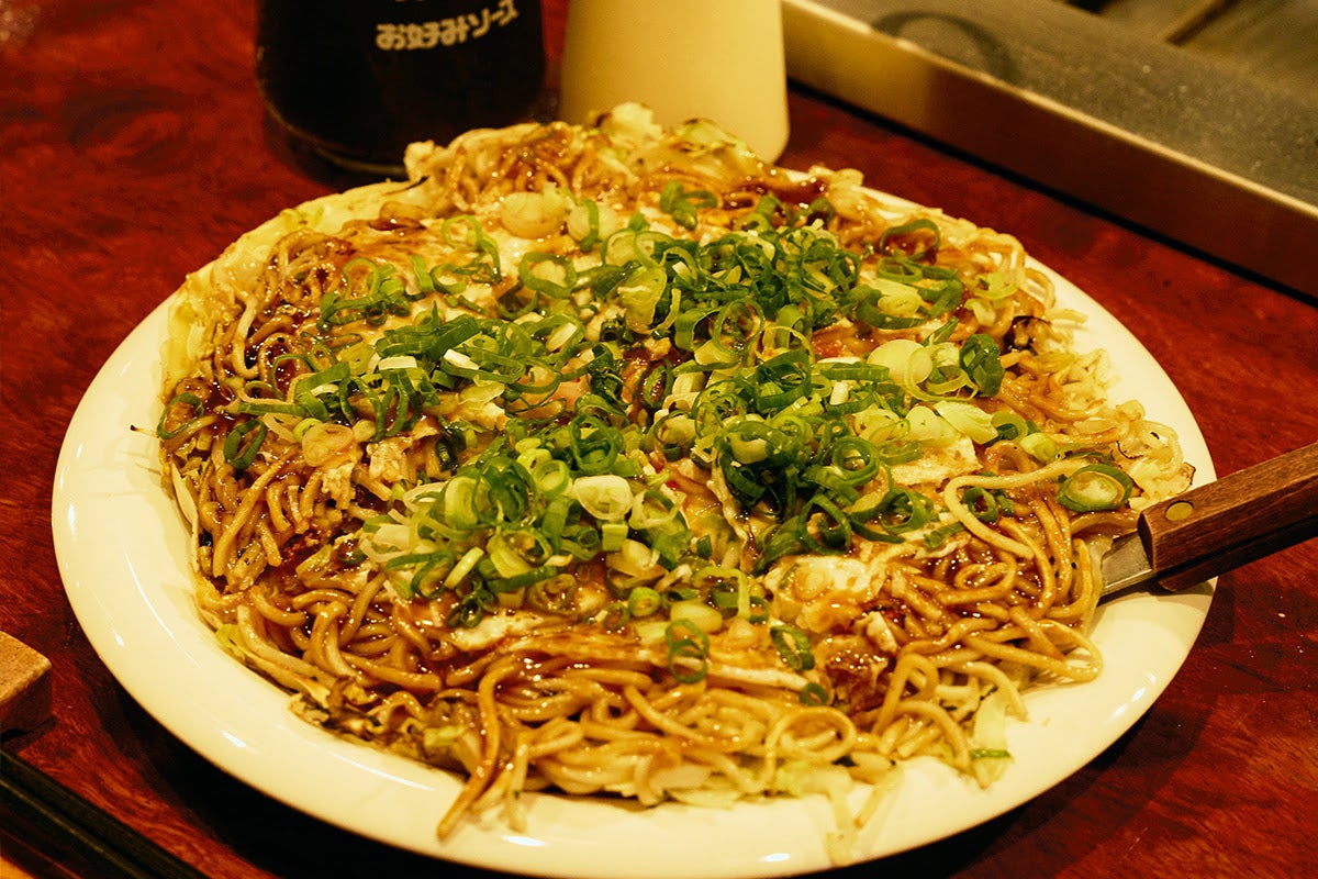 千歳烏山のお好み焼き店「遊人里」の看板メニュー