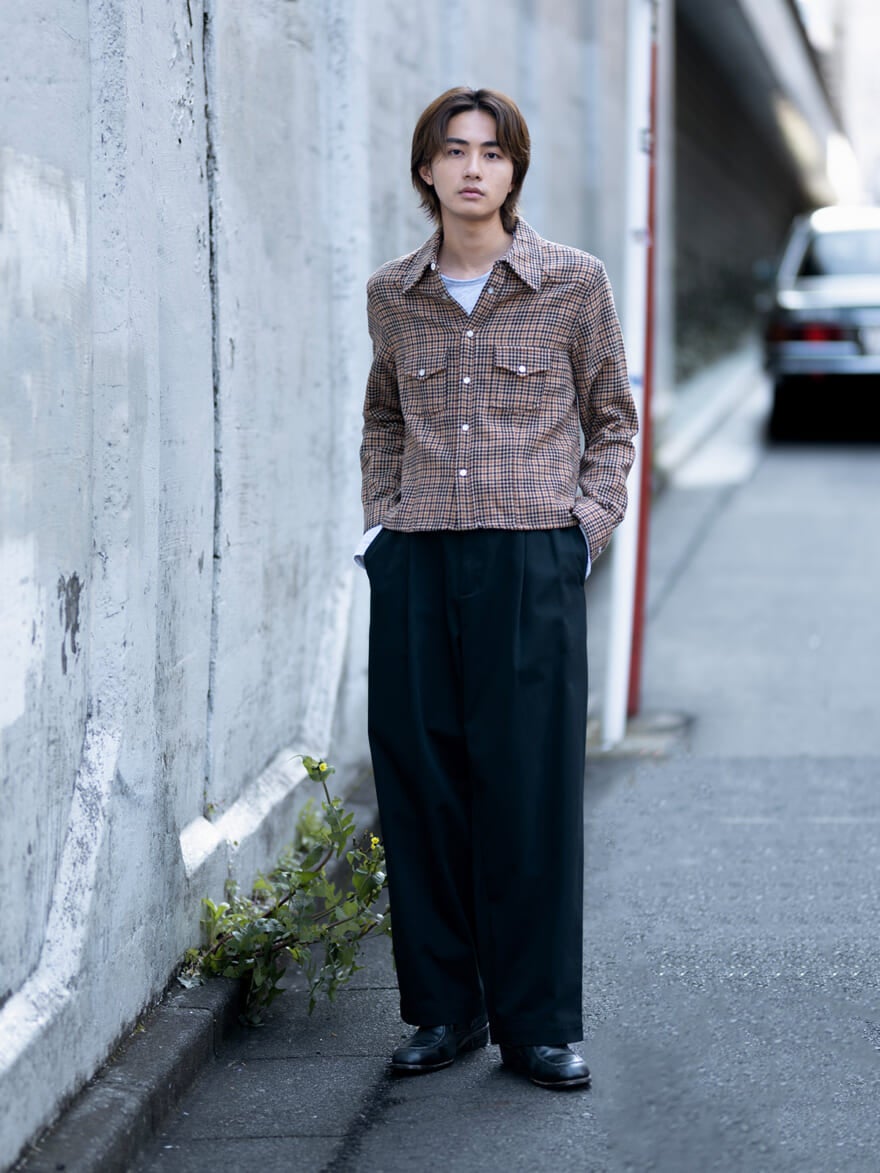 「ユニオンスラック」のテーパードパンツを着用した、メンズノンノモデルで俳優の髙橋大翔さんの私服コーディネート