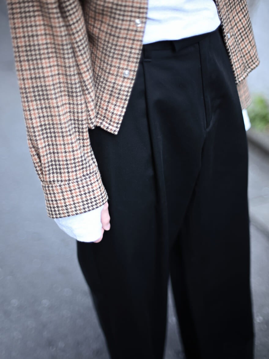 「ユニオンスラック」のテーパードパンツとチェックシャツのコーディネート