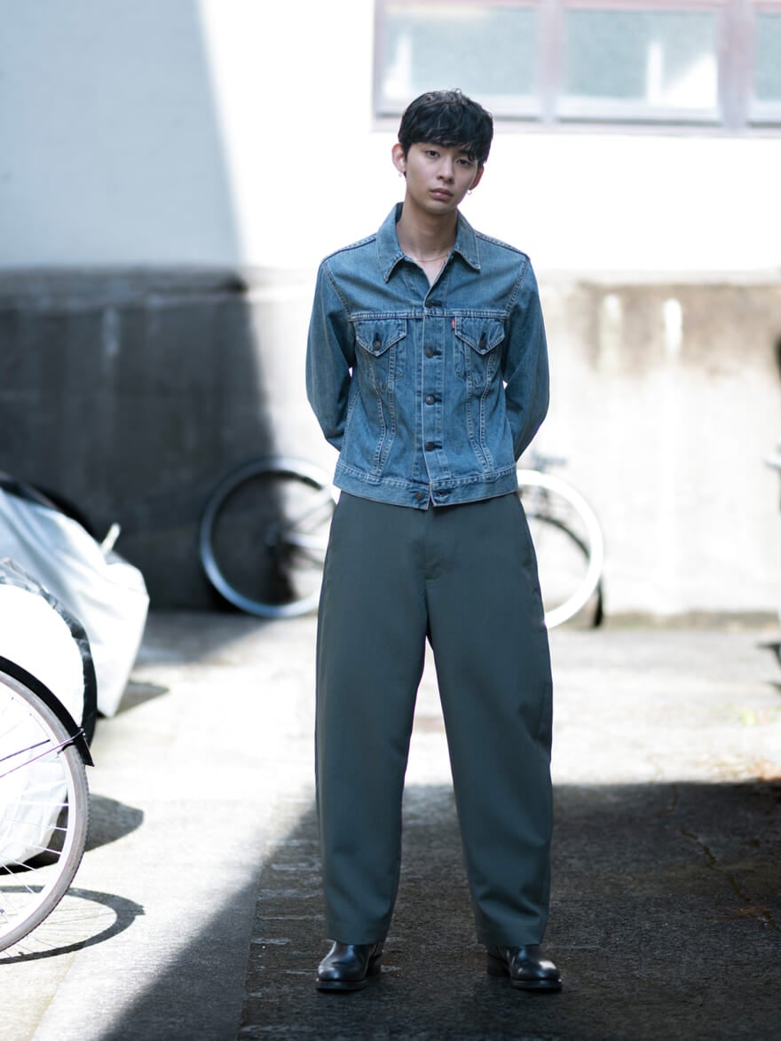 「ユニオンスラック」のグリーンのパンツを着用した、メンズノンノモデル松井大奈さんの私服コーディネート