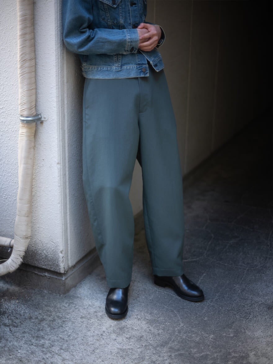 「ユニオンスラック」のカーブシルエットのメンズパンツ（グリーン）