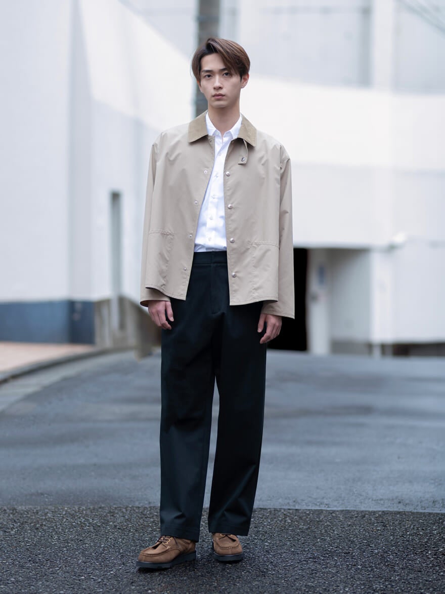 「ユニオンスラック」のブラックのパンツを着用した、メンズノンノモデルで俳優の野村康太さんの私服コーディネート