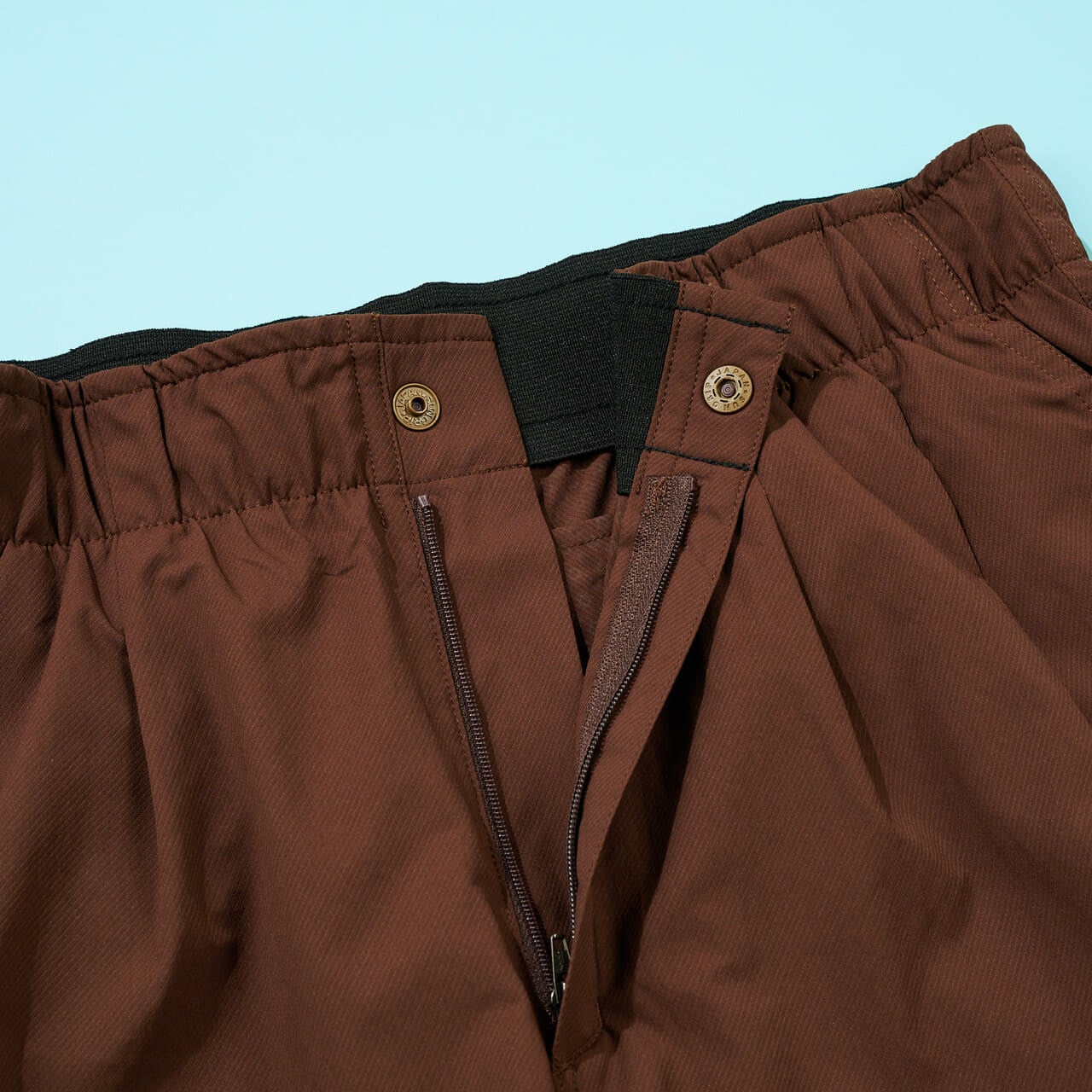 エディター愛用のColumbia(コロンビア)のクリスタルロックパンツのフロントジップ