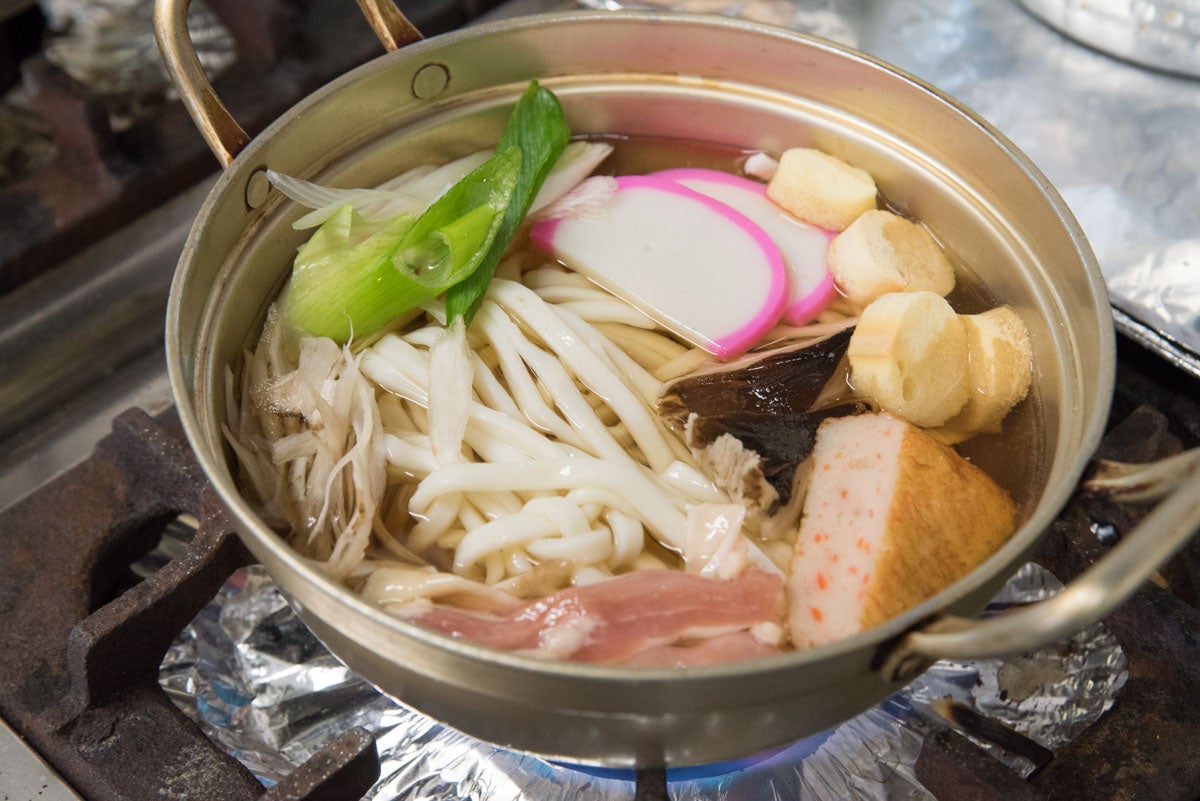 青森県五所川原市『亀乃家』鍋焼きうどん仕込み中の様子