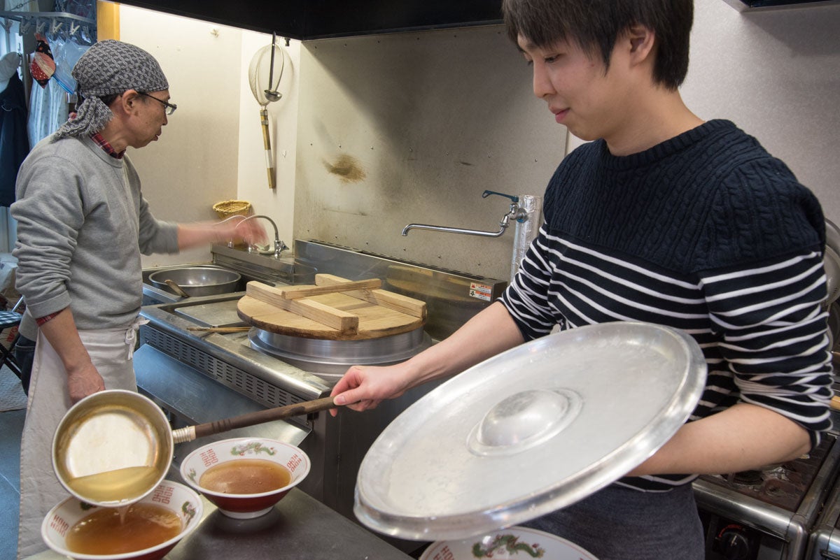 青森県五所川原市『亀乃家』別料理を調理中の様子