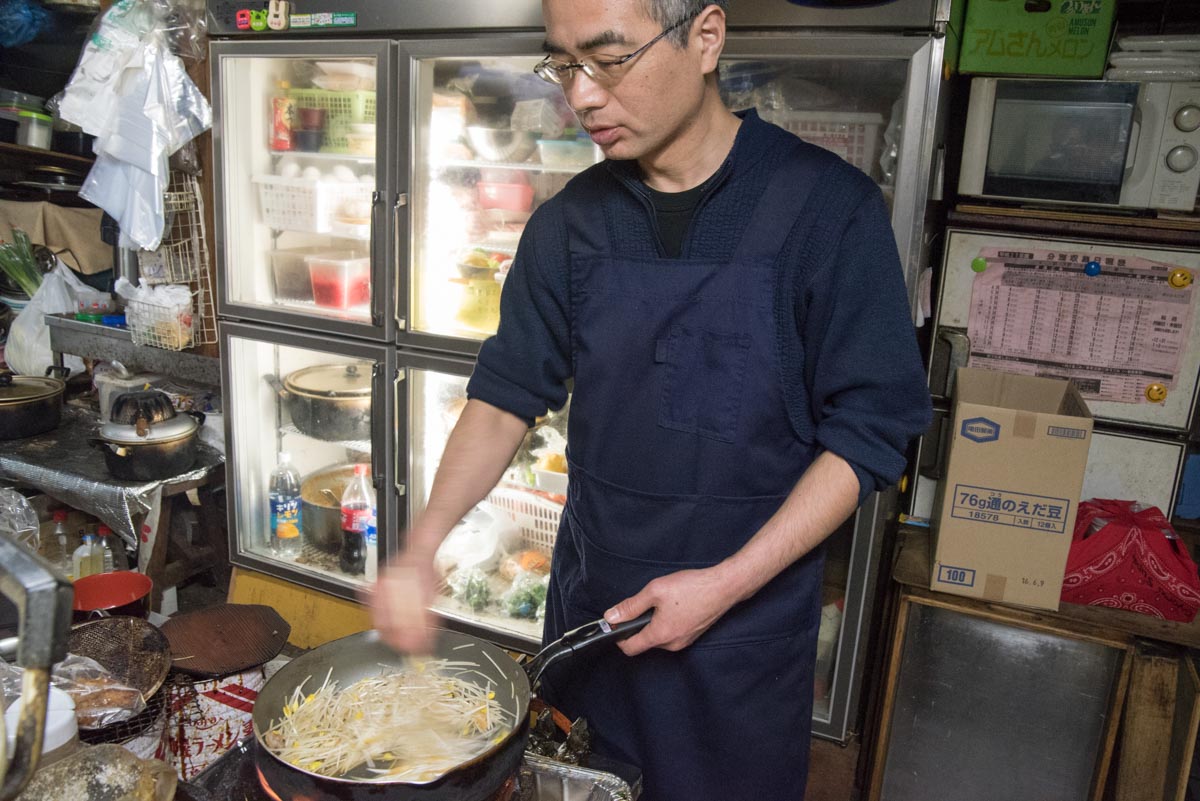 青森県大鰐町『山崎食堂』店主調理中の様子