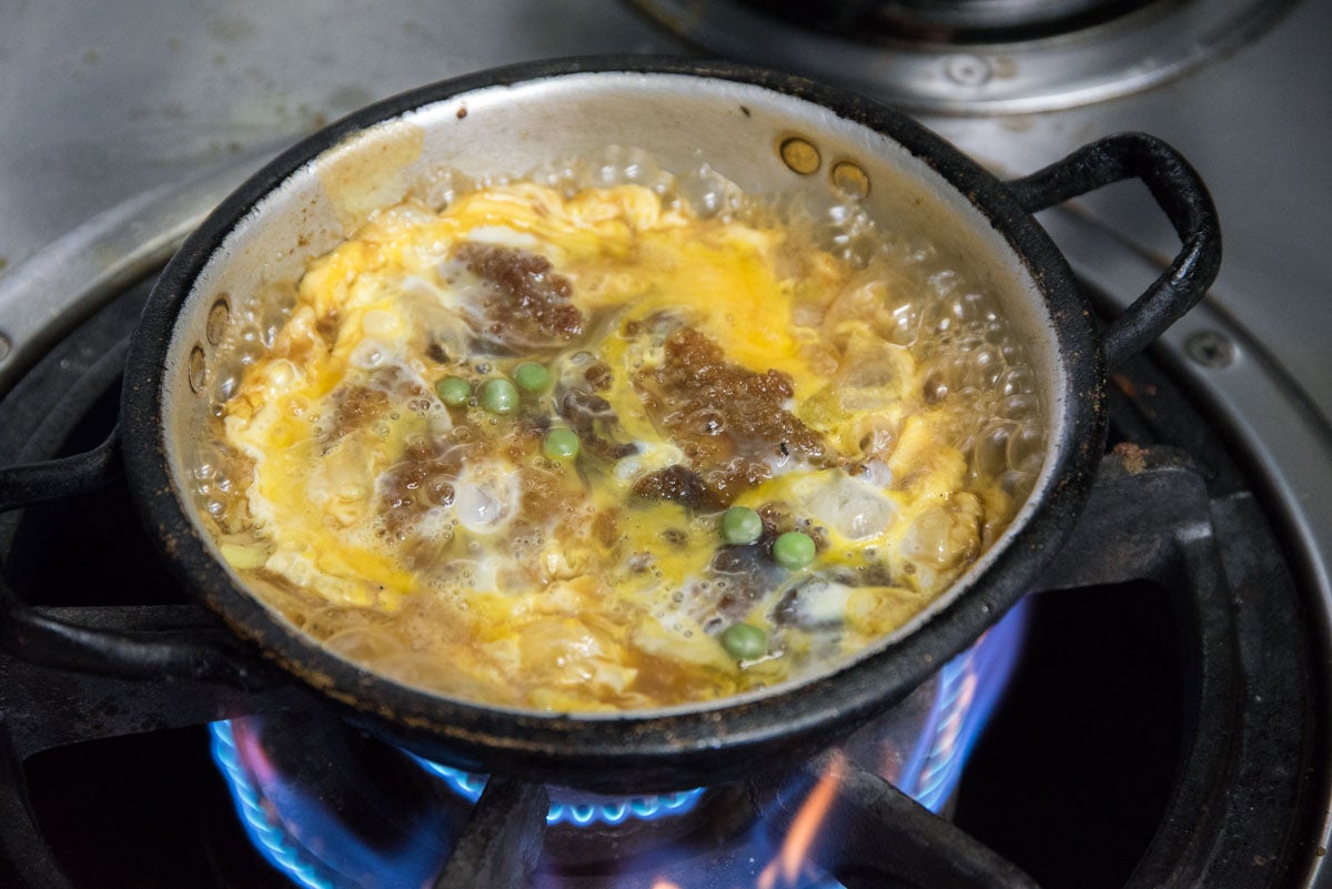 福島県会津若松市『牛乳屋食堂』小鍋で煮込まれる煮込みカツ丼