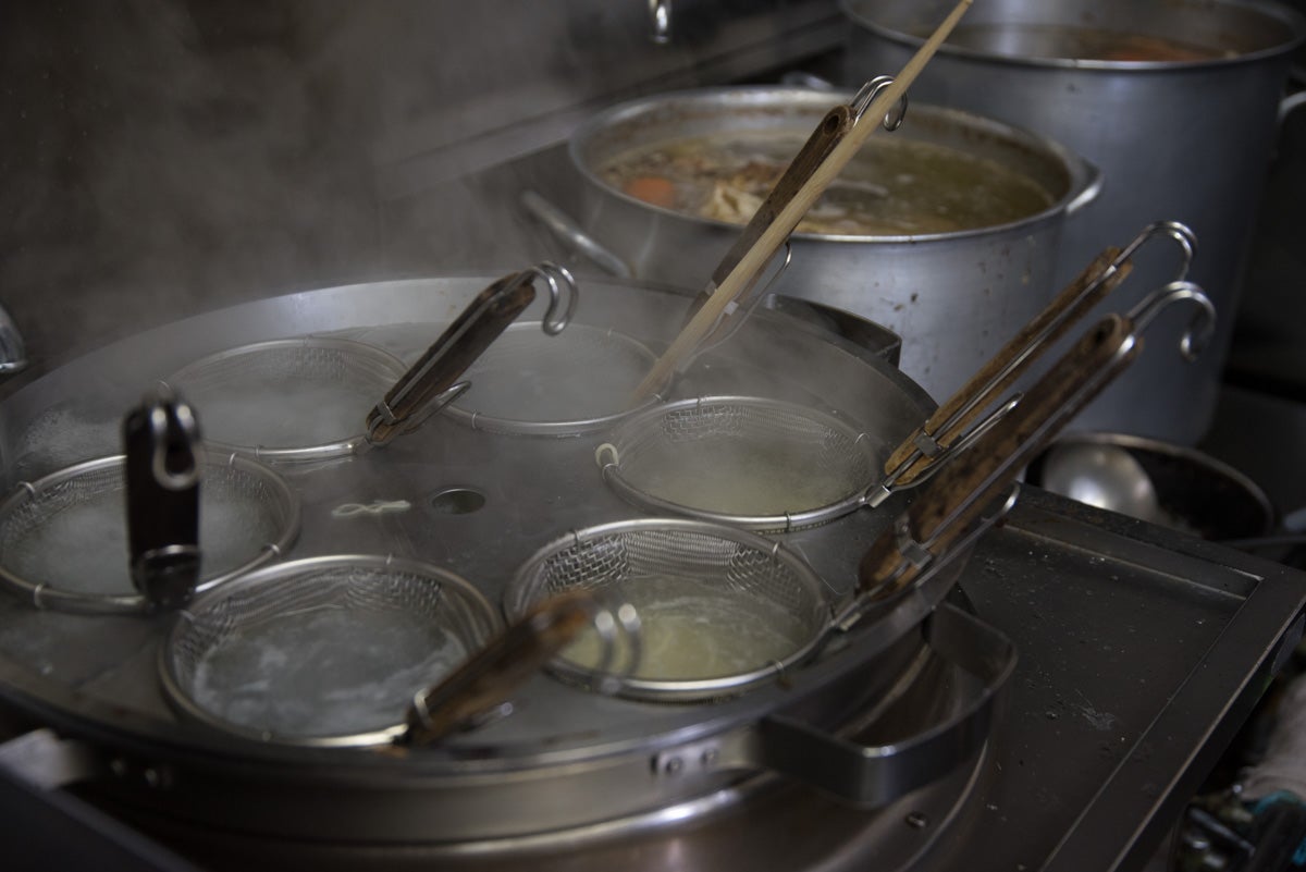 福島県会津若松市『牛乳屋食堂』麵を茹でている様子