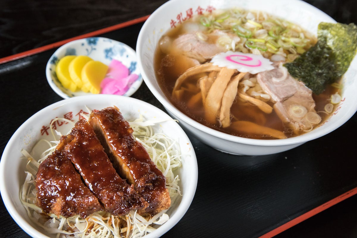 福島県会津若松市『牛乳屋食堂』破顔一笑!ラーメンとソースカツ丼の「Bセット」