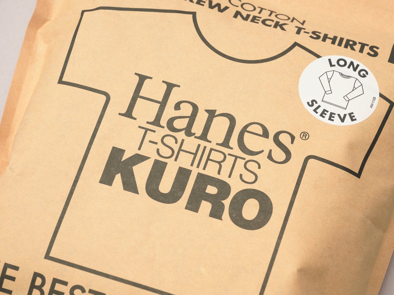 エディターが愛用する「ヘインズ」のパックTシャツ／Hanes T-SHIRTS KURO クルーネックロングスリーブTシャツのロゴ