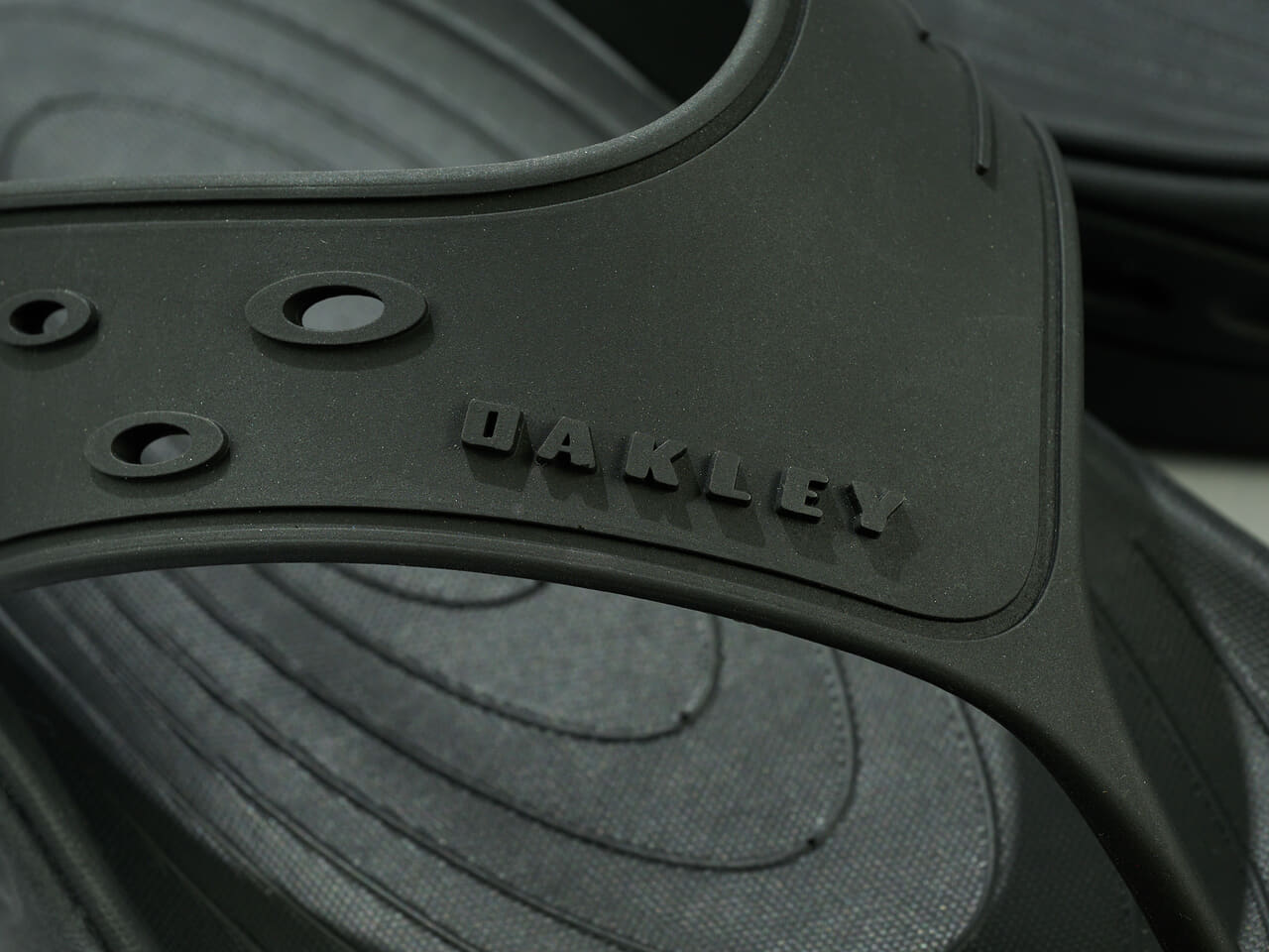 Oakley Studio Flip Flop ロゴ