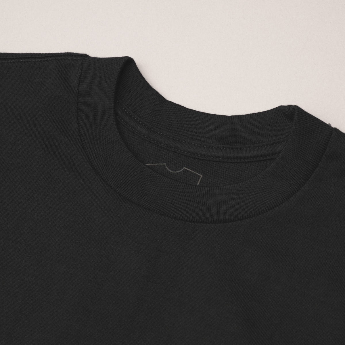 エディターが愛用する「ヘインズ」のパックTシャツ／Hanes T-SHIRTS KURO クルーネックロングスリーブTシャツのネック