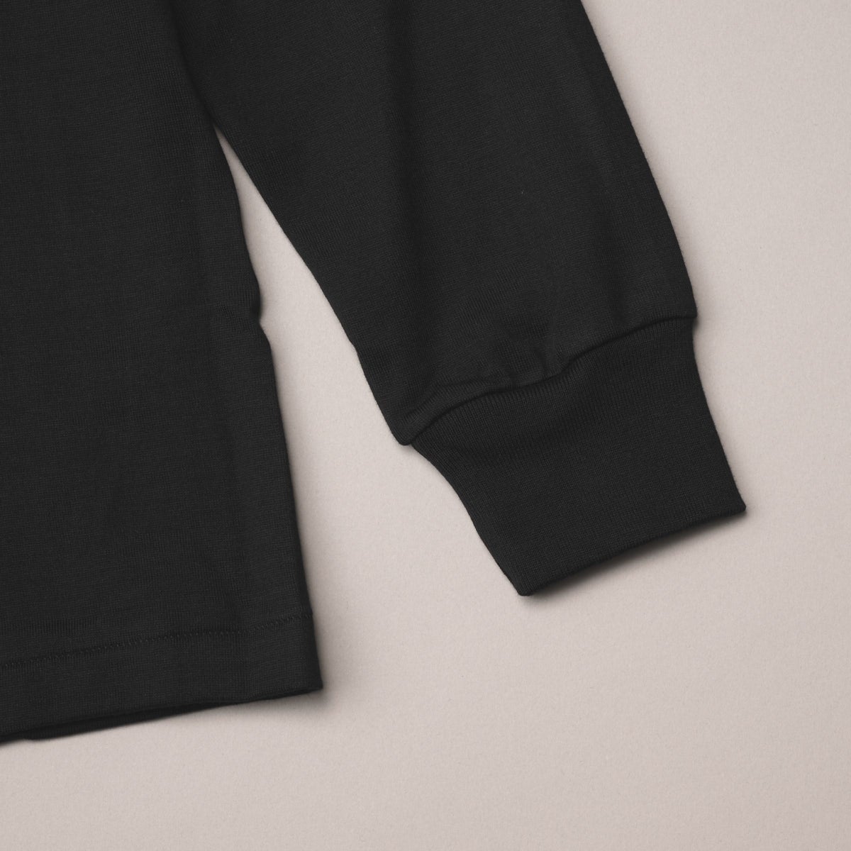エディターが愛用する「ヘインズ」のパックTシャツ／Hanes T-SHIRTS KURO クルーネックロングスリーブTシャツの袖