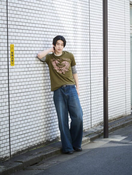 [石川 愛大] 「ユニクロ」のロンTと「オニツカタイガー」のTシャツをレイヤード。長年愛用の「ハルタ」のローファーで大人っぽく。【メンズノンノモデルの私服スナップ】
