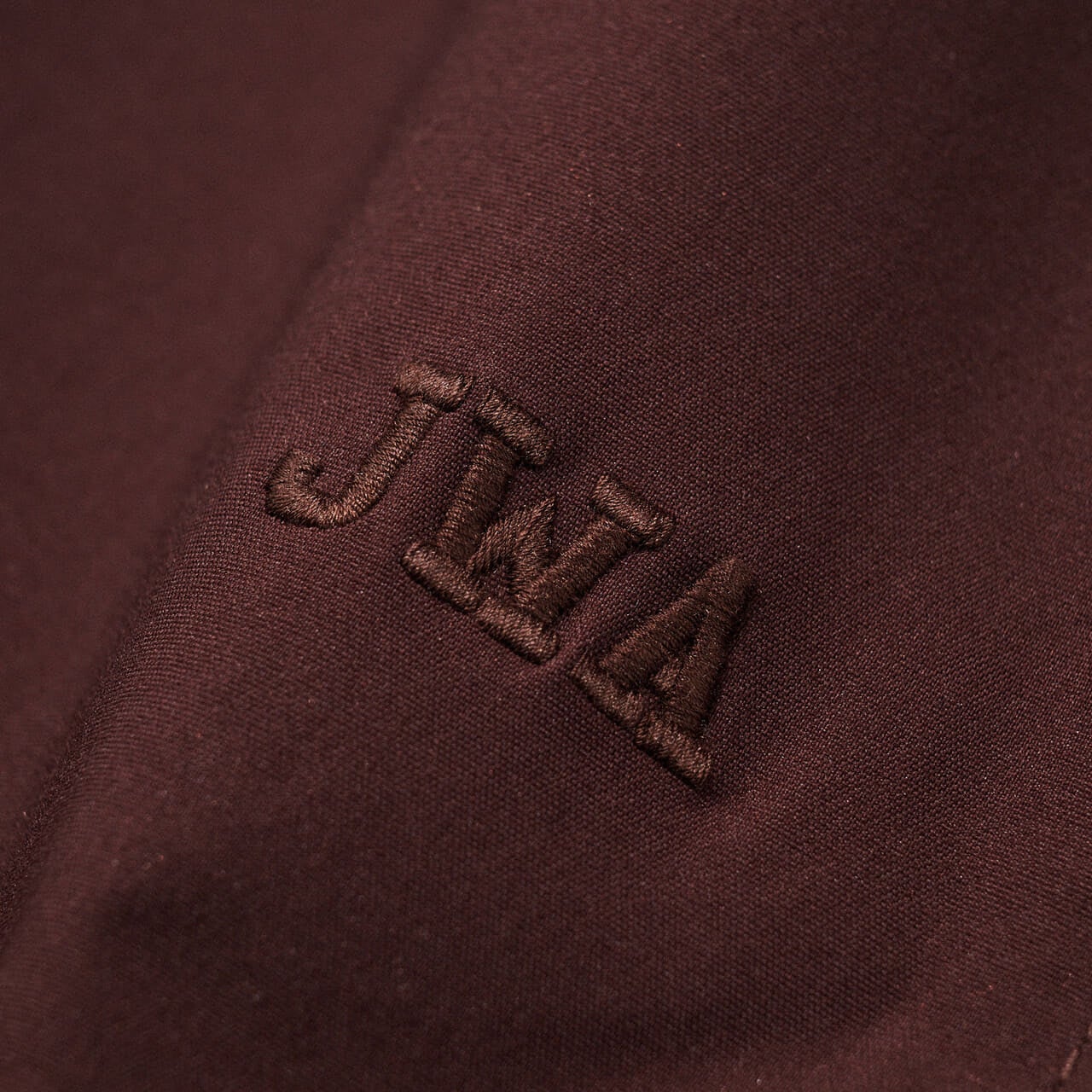 ユニクロ最新コラボ「UNIQLO and JW ANDERSON」のエディター愛用トラックパンツのロゴ