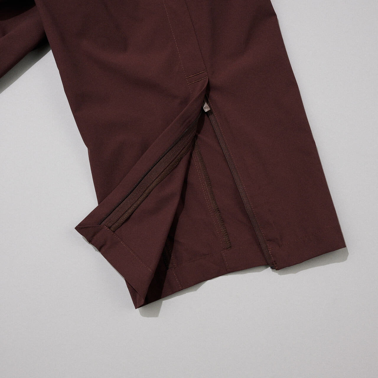 ユニクロ最新コラボ「UNIQLO and JW ANDERSON」のエディター愛用トラックパンツの裾ジップ