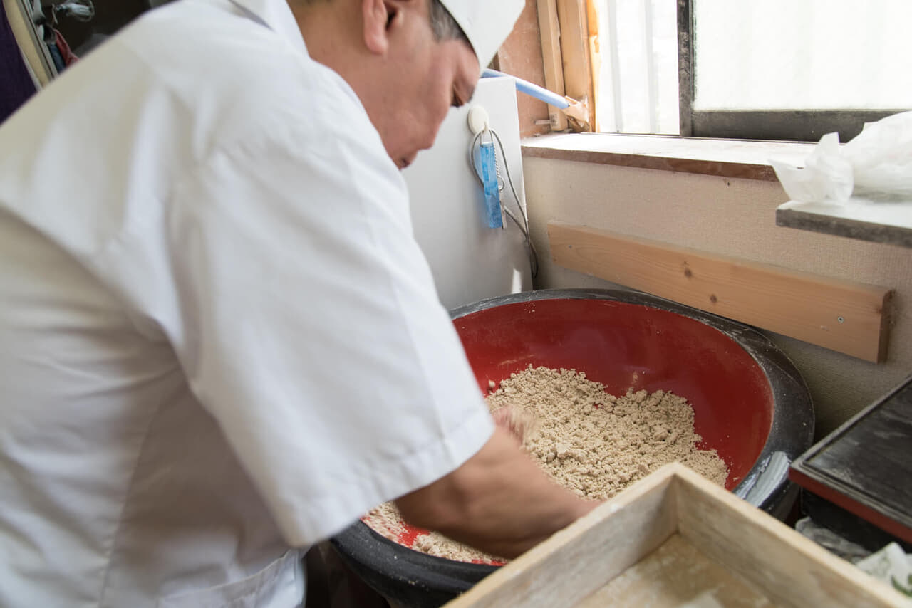 神奈川県小田原市『そば処橋本』そばを作る店主