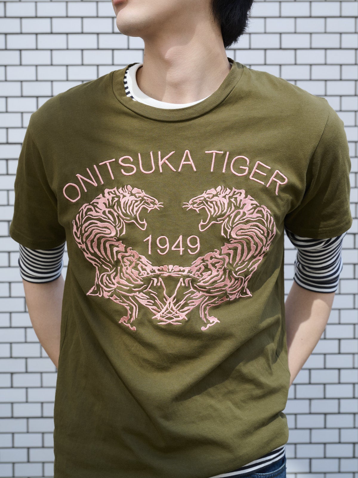 オニツカタイガーのTシャツの寄りカット