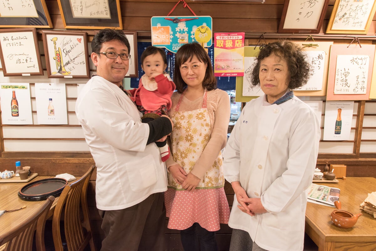 岩手県・一関市「和風レストラン松竹」左が細川雄司さん、一番右が『看板娘』の三浦久仁子さん
