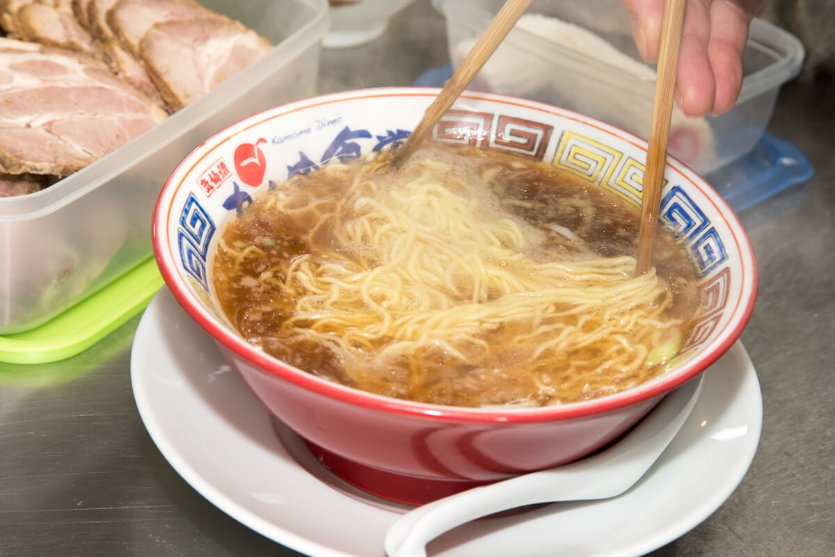 宮城県気仙沼市『かもめ食堂』麵を湯がいている手元