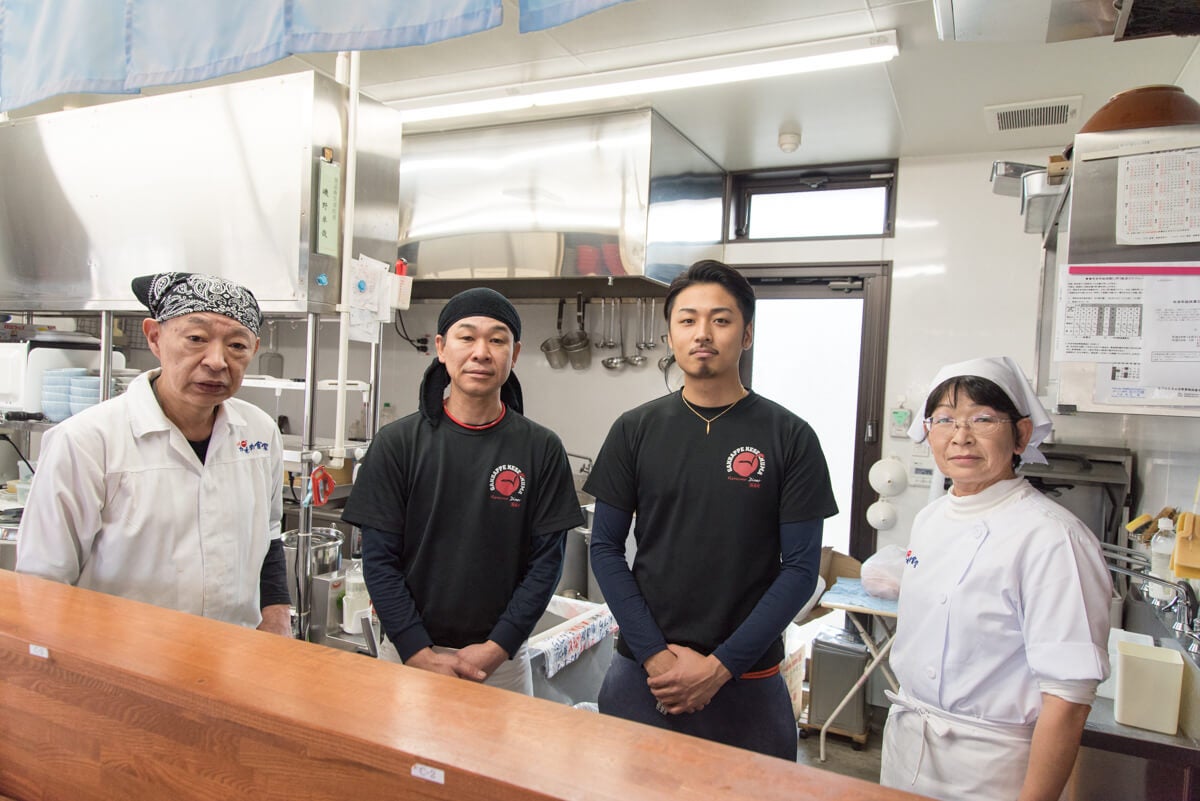宮城県気仙沼市『かもめ食堂』※現在のかもめ食堂の従業員のみなさん。左から二人目が齊藤進治さん。