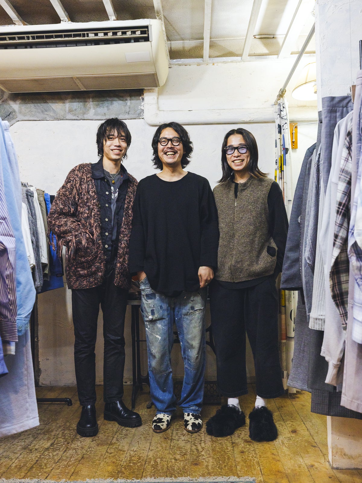 オーナーの新井ケンタさん(中央)とスタッフの三輪路偉さん(左)と園田高也さん(右)。