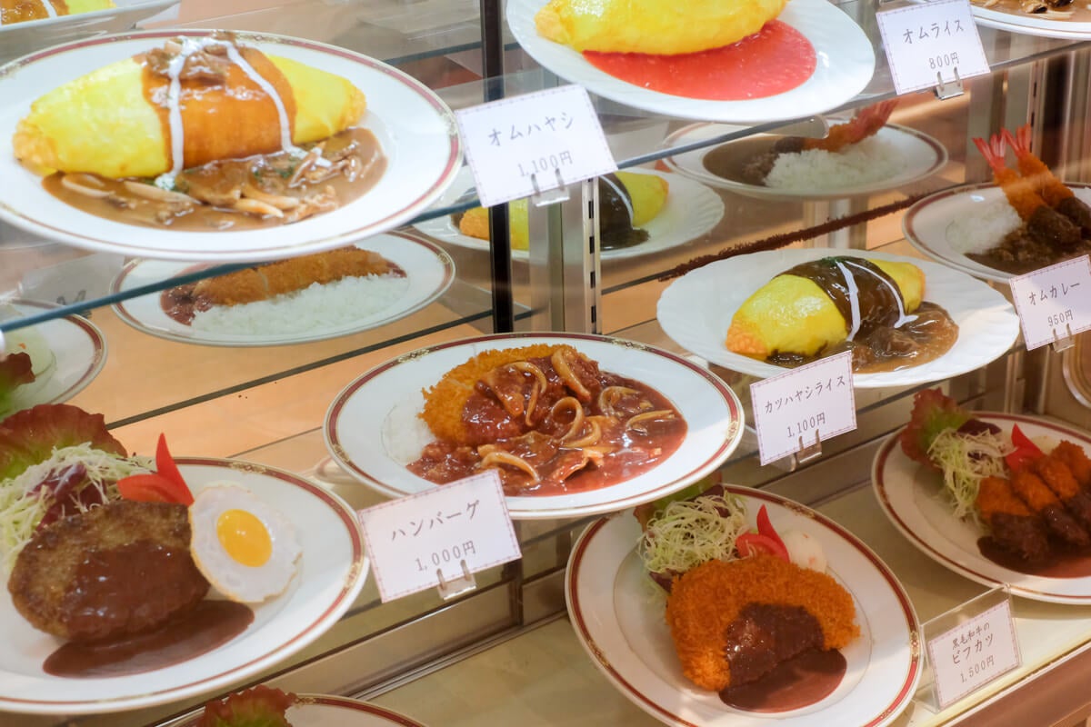 兵庫県神戸市「御影公会堂食堂」ショーケースに並んだメニューの見本