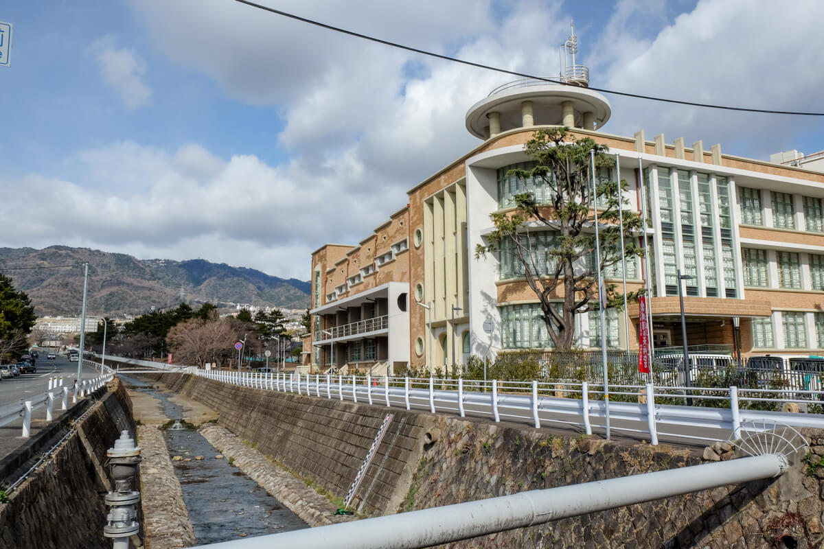 兵庫県神戸市「御影公会堂食堂」がある御影公会堂外観