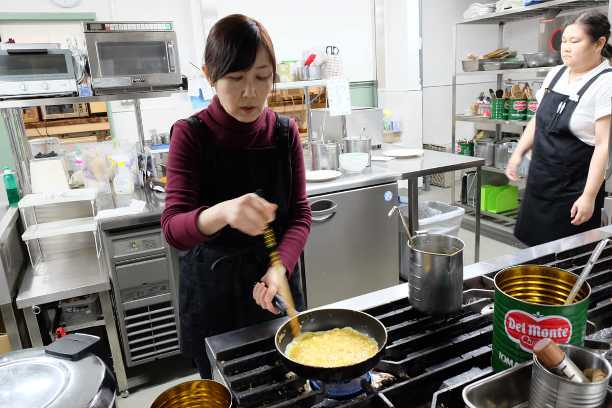 兵庫県神戸市「御影公会堂食堂」調理中の店主