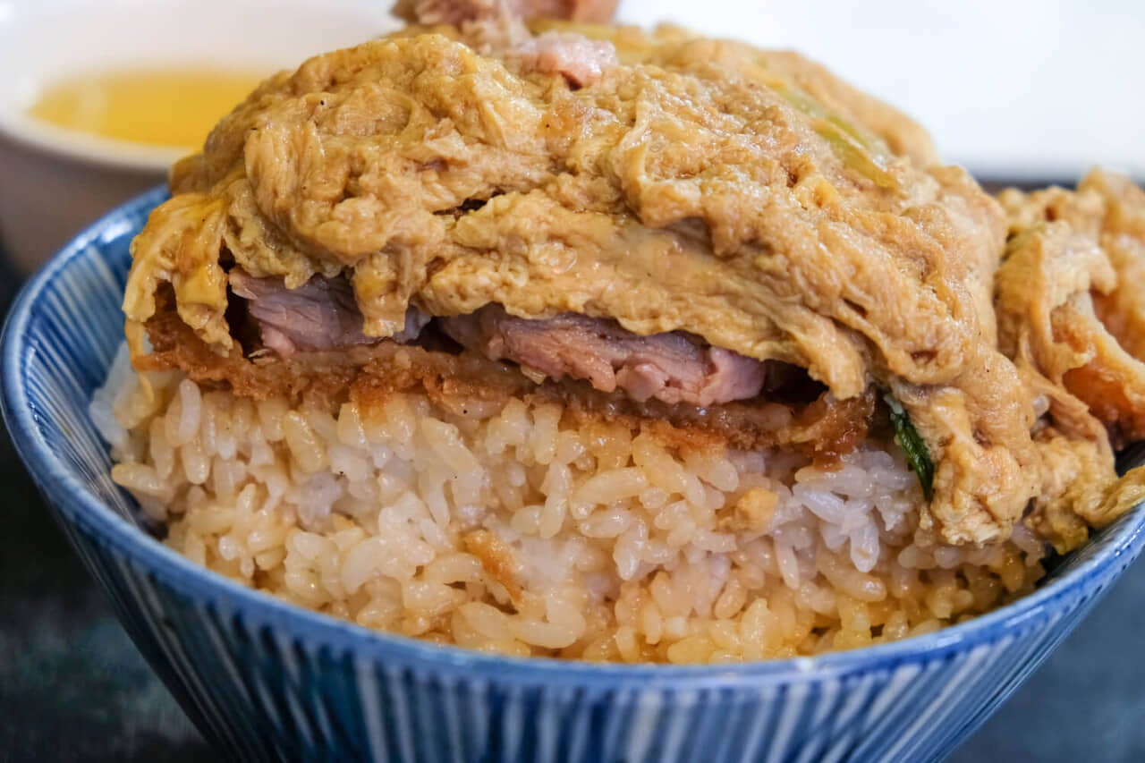 愛知県名古屋市『玉屋』食欲をそそるかつ丼の断面