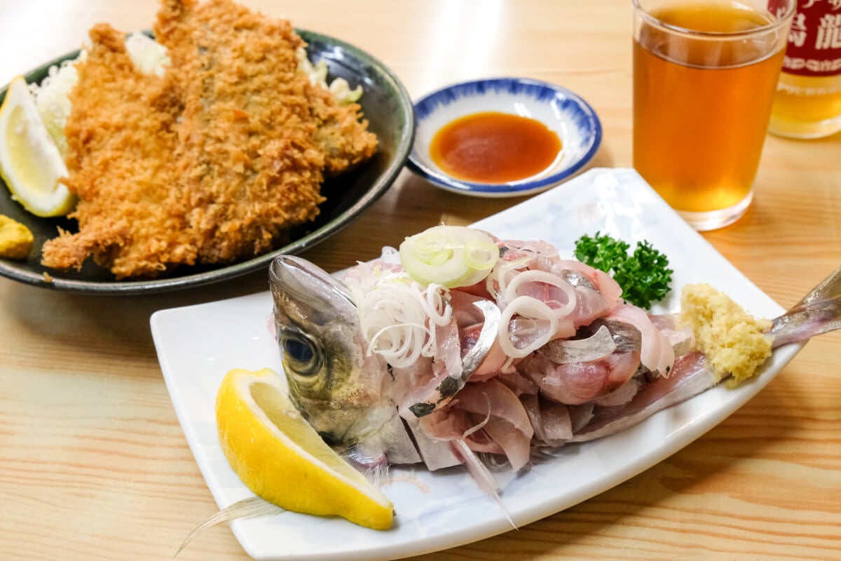 東京都板橋区『やまだや』追加注文したアジのたたきにアジフライ