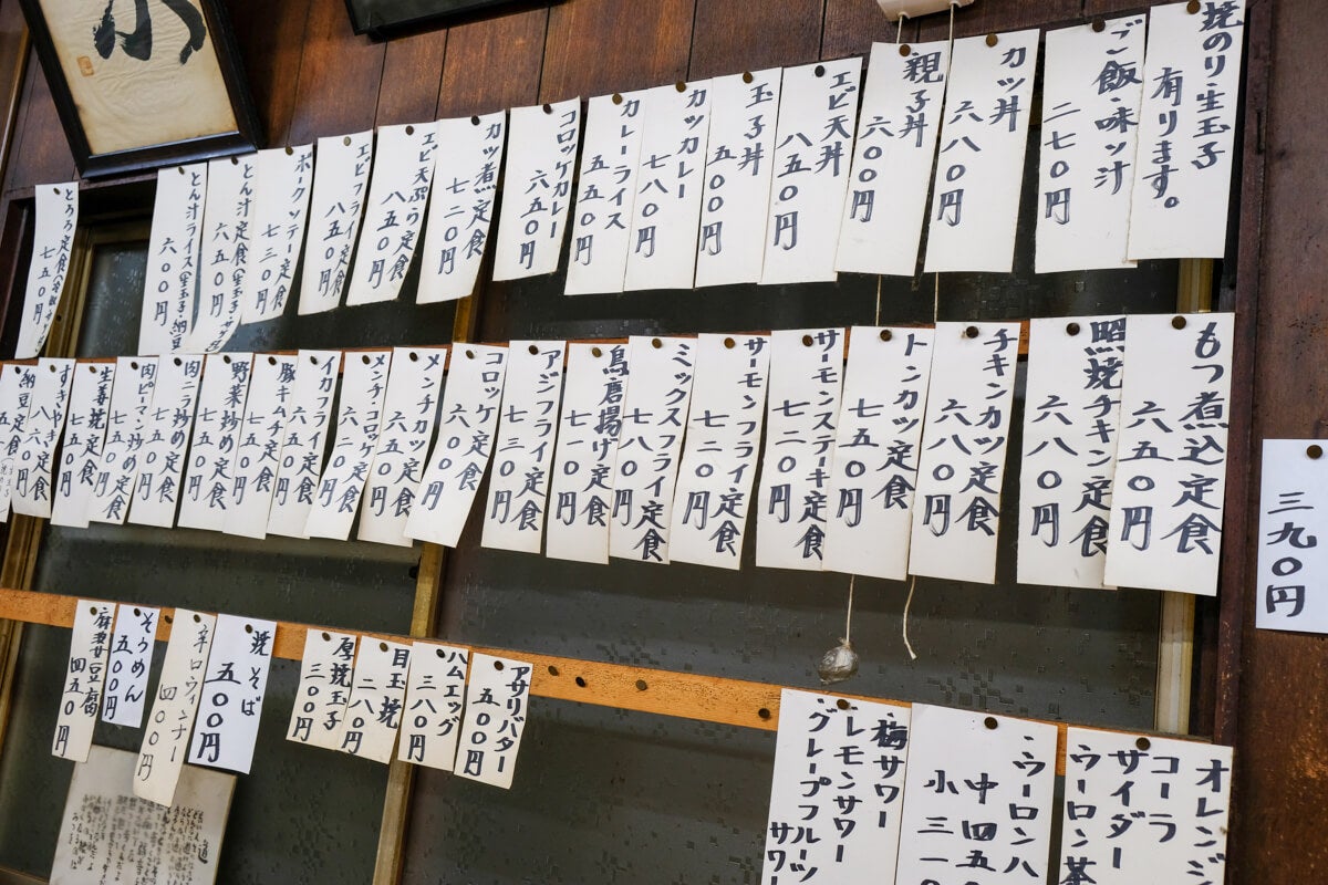 東京都板橋区『やまだや』壁を埋め尽くさんとする短冊