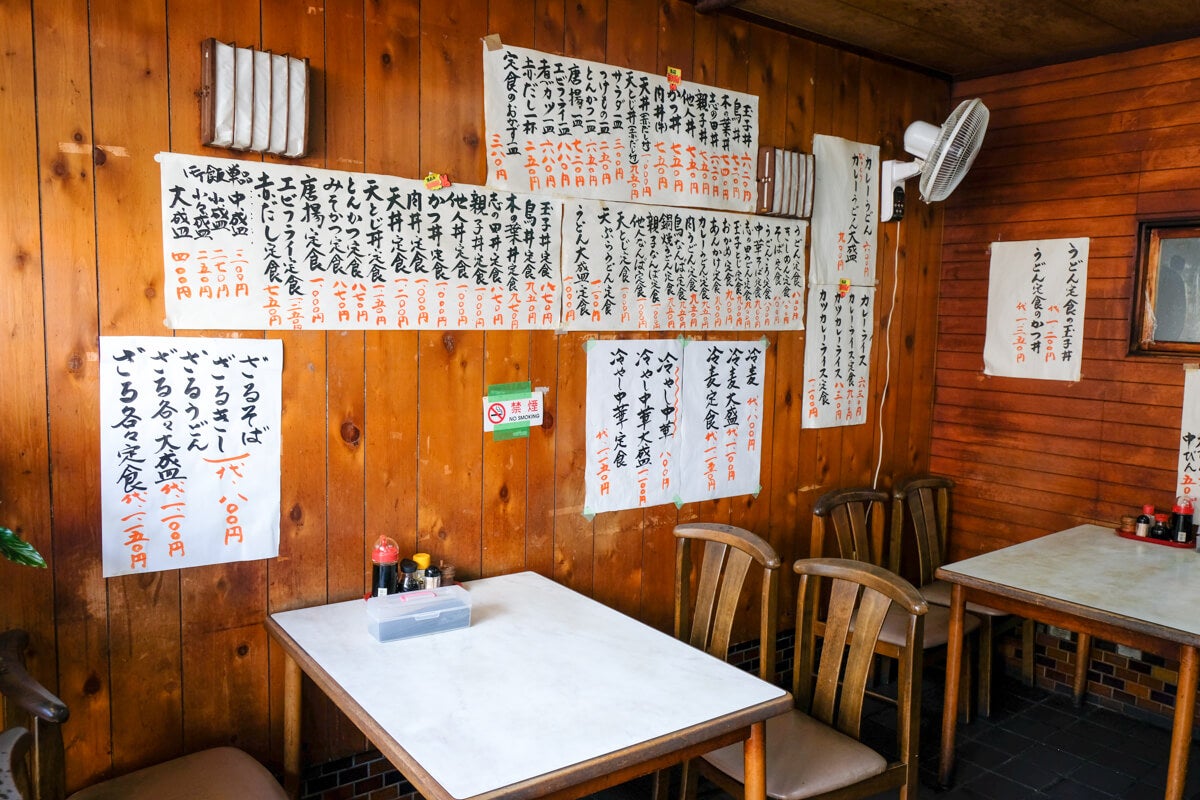 愛知県名古屋市『玉屋』壁に貼られたメニューの数々