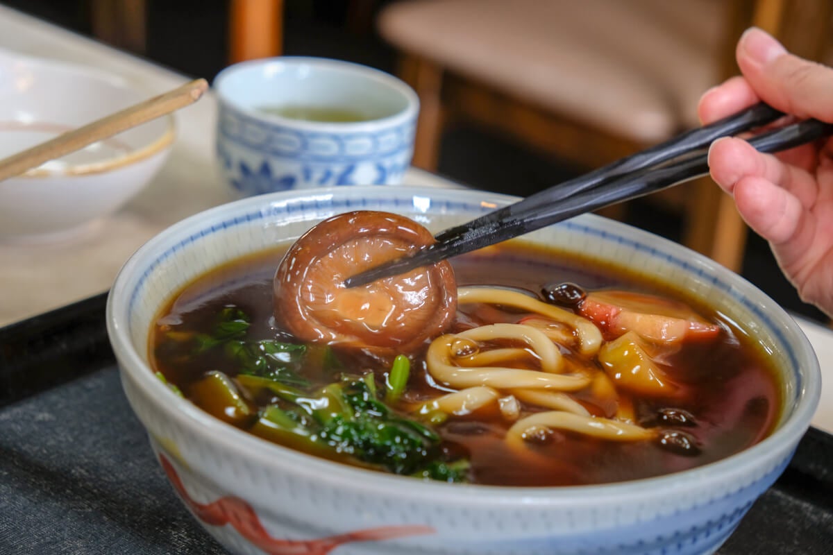 愛知県名古屋市『玉屋』あんかけうどんのしいたけ